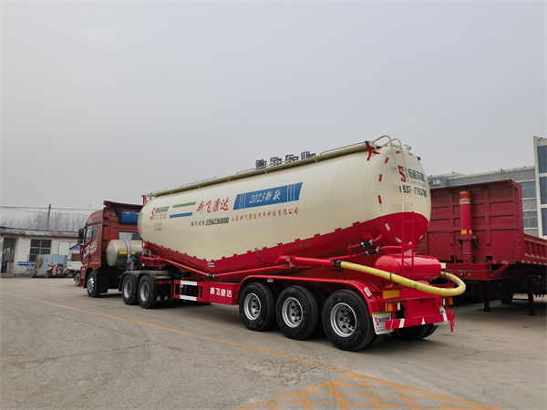 散装水泥罐车图片