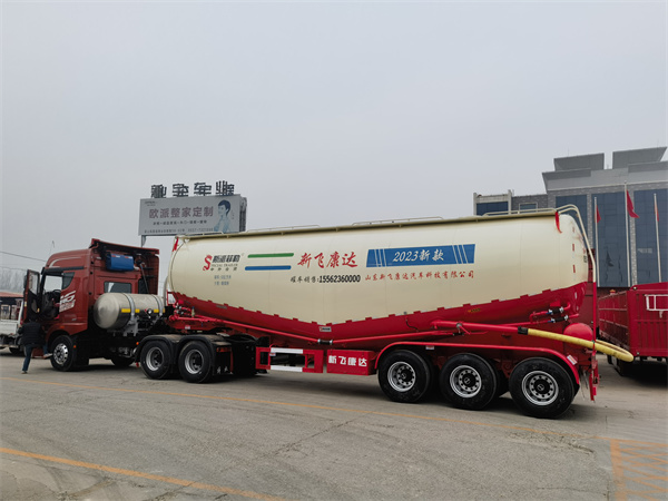 散装水泥罐车图片